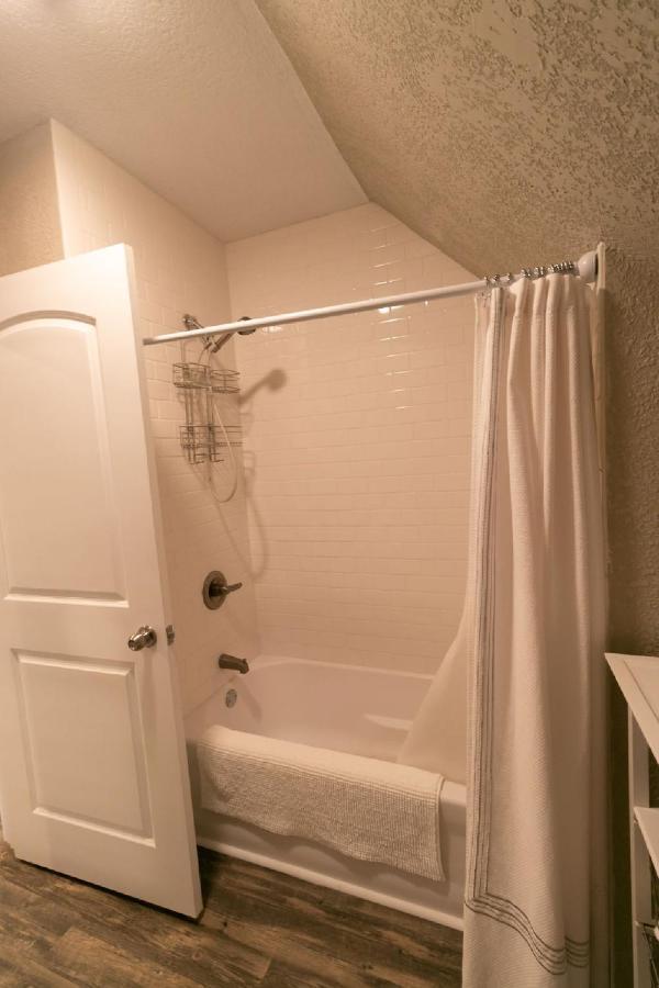 Spacious Rustic Downtown Market St 1 Bedroom Apt, Sleeps Up To 5, Steps To Honeywell & Eagles Theatre Wabash Eksteriør bilde